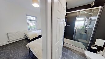 Salford-house-sleeps6-parking-garden-wifi