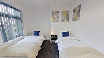 Salford-house-sleeps6-parking-garden-wifi