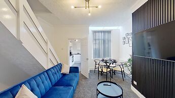 Salford-house-sleeps6-parking-garden-wifi