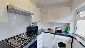 Salford-house-sleeps6-parking-garden-wifi