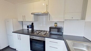 Salford-house-sleeps6-parking-garden-wifi