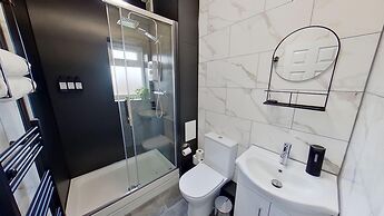 Salford-house-sleeps6-parking-garden-wifi