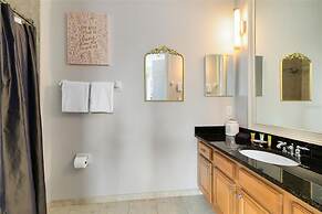 Serene Golf-front Oasis Villa in Reunion Resort