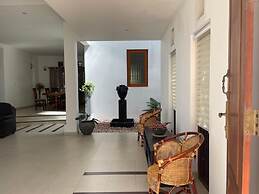 Cenreeza Airport Villa
