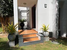 Cenreeza Airport Villa