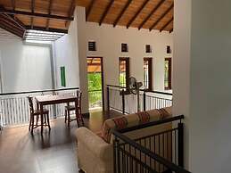 Cenreeza Airport Villa