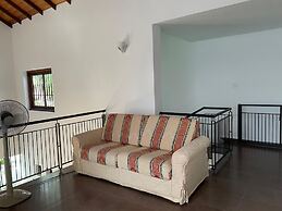 Cenreeza Airport Villa