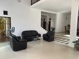 Cenreeza Airport Villa