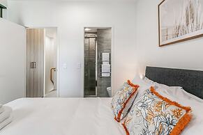 Fresh & sleek Grey Lynn unit with private patio