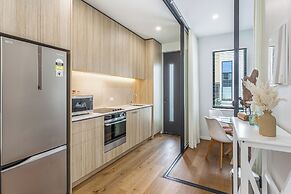 Fresh & sleek Grey Lynn unit with private patio