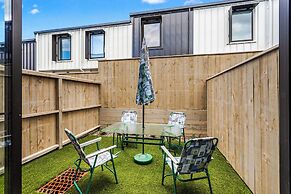 Fresh & sleek Grey Lynn unit with private patio