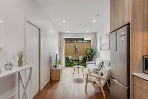 Fresh & sleek Grey Lynn unit with private patio