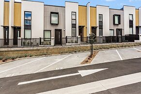 Fresh & sleek Grey Lynn unit with private patio