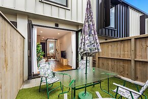 Fresh & sleek Grey Lynn unit with private patio