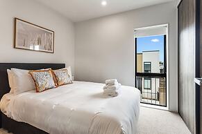 Fresh & sleek Grey Lynn unit with private patio