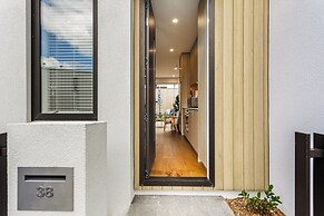Fresh & sleek Grey Lynn unit with private patio