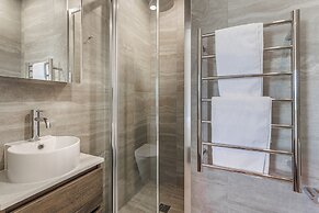 Fresh & sleek Grey Lynn unit with private patio