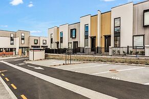 Fresh & sleek Grey Lynn unit with private patio