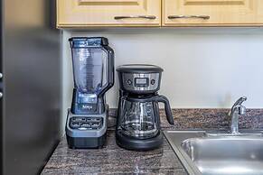 Waikiki Sunset Close to Beach with Parking