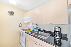 Waikiki Sunset Close to Beach with Parking