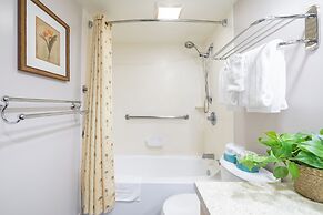 Waikiki Sunset Close to Beach with Parking