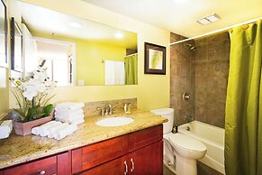 Waikiki Sunset Close to Beach with Parking