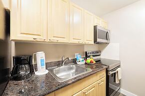 Waikiki Sunset Close to Beach with Parking