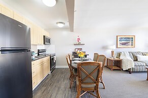 Waikiki Sunset Close to Beach with Parking