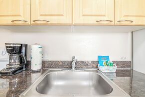 Waikiki Sunset Close to Beach with Parking