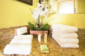 Waikiki Sunset Close to Beach with Parking