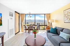 Waikiki Sunset Close to Beach with Parking