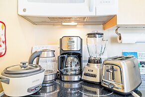 Waikiki Sunset Close to Beach with Parking