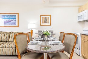 Waikiki Sunset Close to Beach with Parking