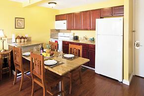 Waikiki Sunset Close to Beach with Parking