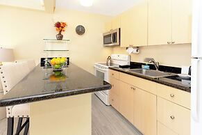 Waikiki Sunset Close to Beach with Parking