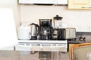 Waikiki Sunset Close to Beach with Parking