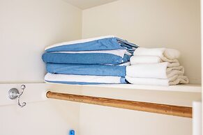 Waikiki Sunset Close to Beach with Parking