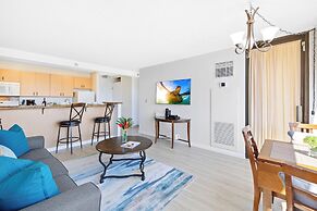 Waikiki Sunset Close to Beach with Parking