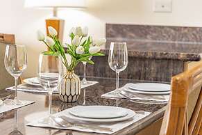 Waikiki Sunset Close to Beach with Parking