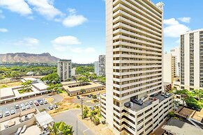 Waikiki Sunset Close to Beach with Parking