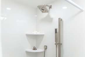 Diamond Head View with King Bed and Double Bed and Parking