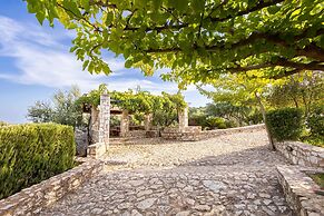 Stone Farmhouse in Groves - Sea Mountain Views