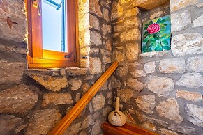 Stone Farmhouse in Groves - Sea Mountain Views