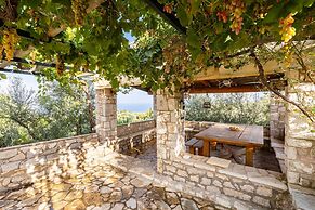 Stone Farmhouse in Groves - Sea Mountain Views