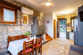 Stone Farmhouse in Groves - Sea Mountain Views