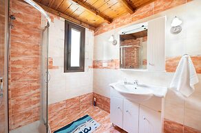 Mountain Oasis - Pool Playground Near Neda Falls