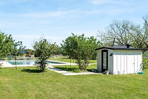 Upstay - Farmhouse on 10 Acres w Pool-tennis-games