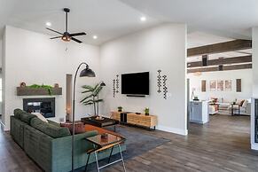 Upstay - Farmhouse on 10 Acres w Pool-tennis-games