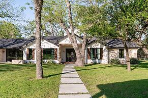 Upstay - Farmhouse on 10 Acres w Pool-tennis-games