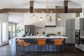 Upstay - Farmhouse on 10 Acres w Pool-tennis-games